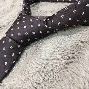 Brown patterned skinny tie